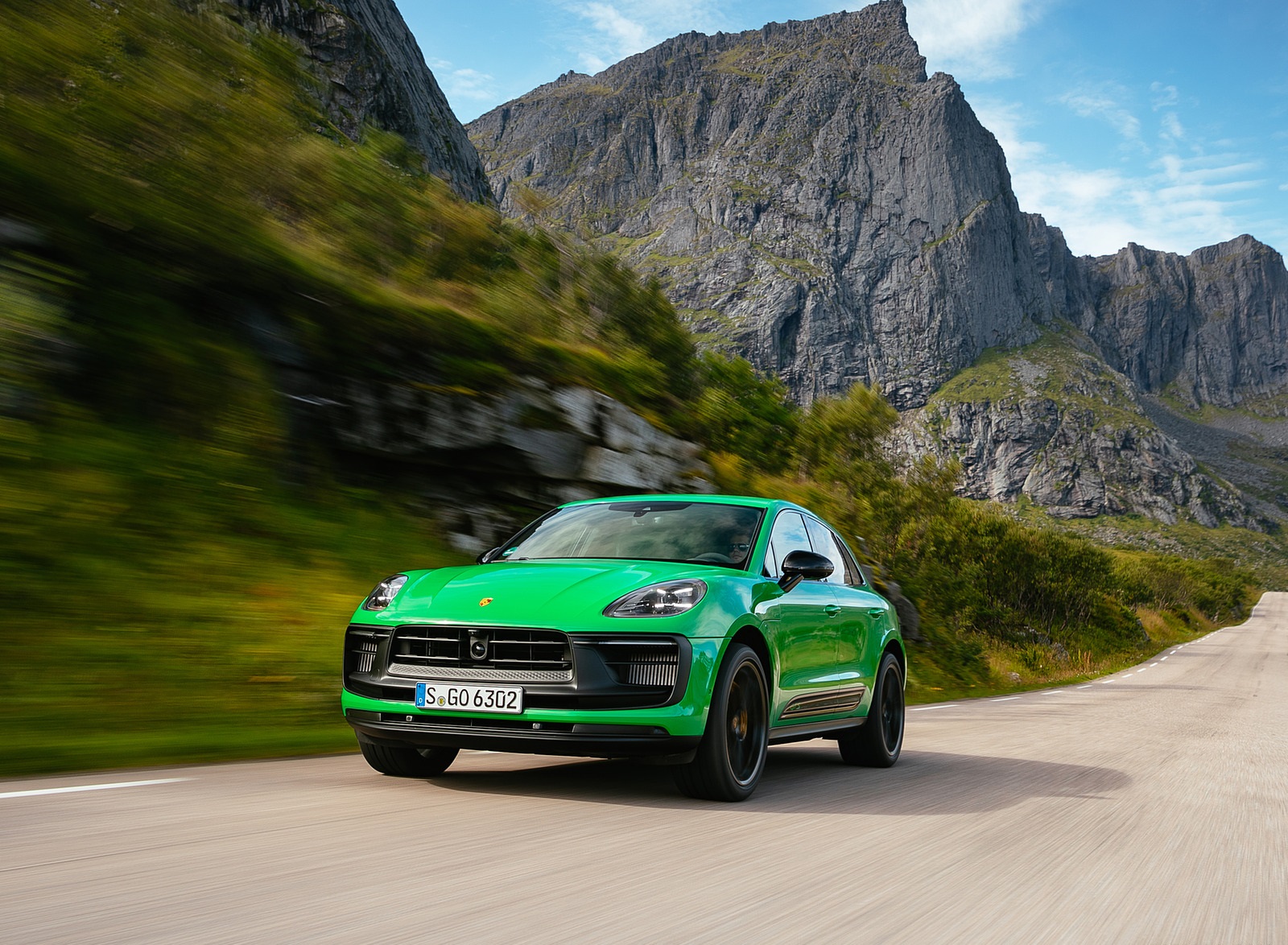 2022 Porsche Macan GTS with Sport package (Color: Python Green) Front Three-Quarter Wallpapers #75 of 229