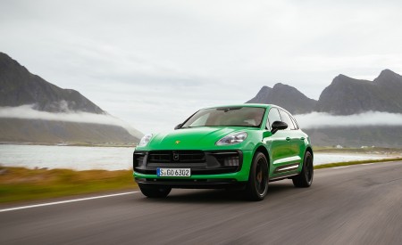 2022 Porsche Macan GTS with Sport package (Color: Python Green) Front Three-Quarter Wallpapers 450x275 (71)