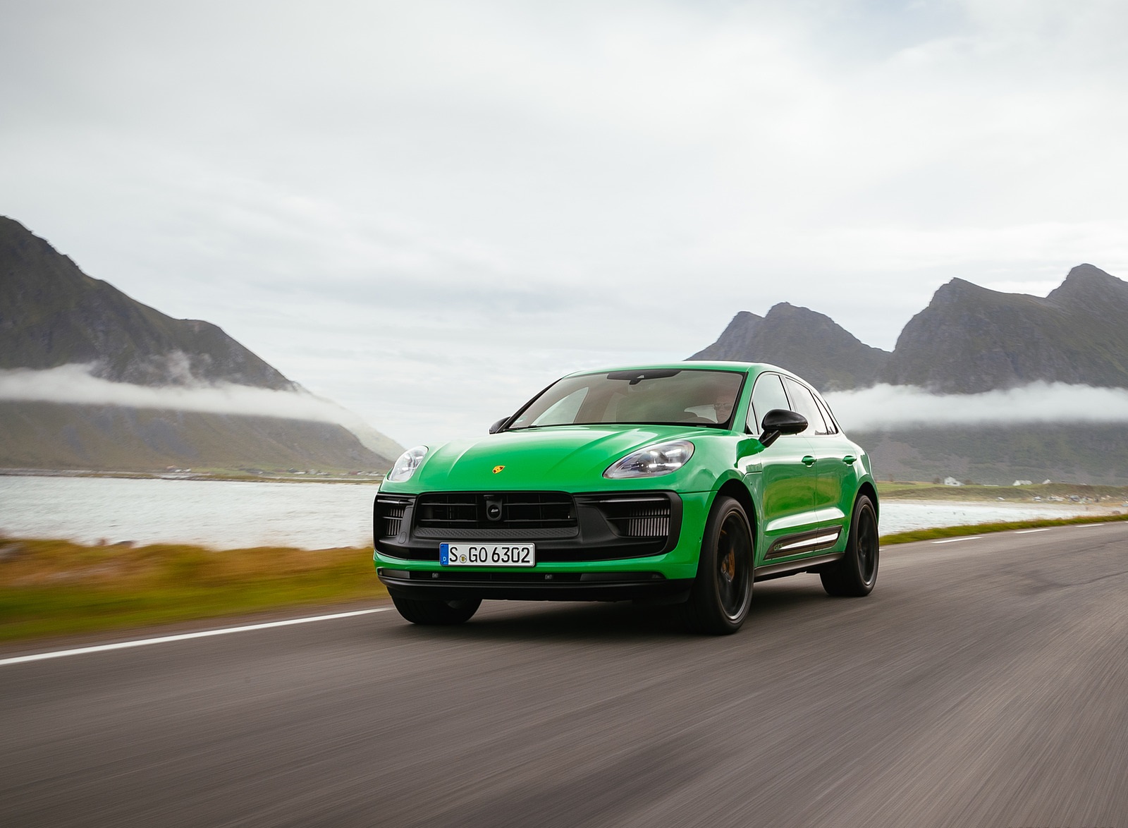 2022 Porsche Macan GTS with Sport package (Color: Python Green) Front Three-Quarter Wallpapers #71 of 229