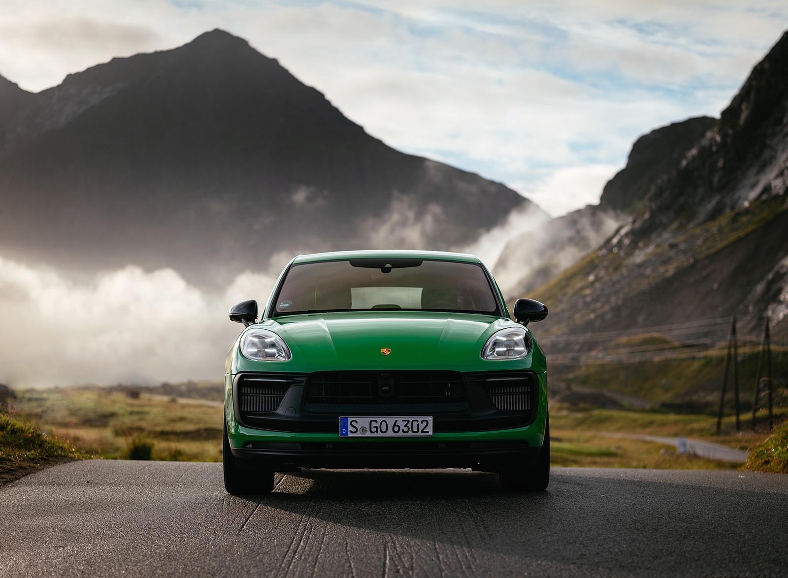 2022 Porsche Macan GTS with Sport package (Color: Python Green) Front Wallpapers #112 of 229