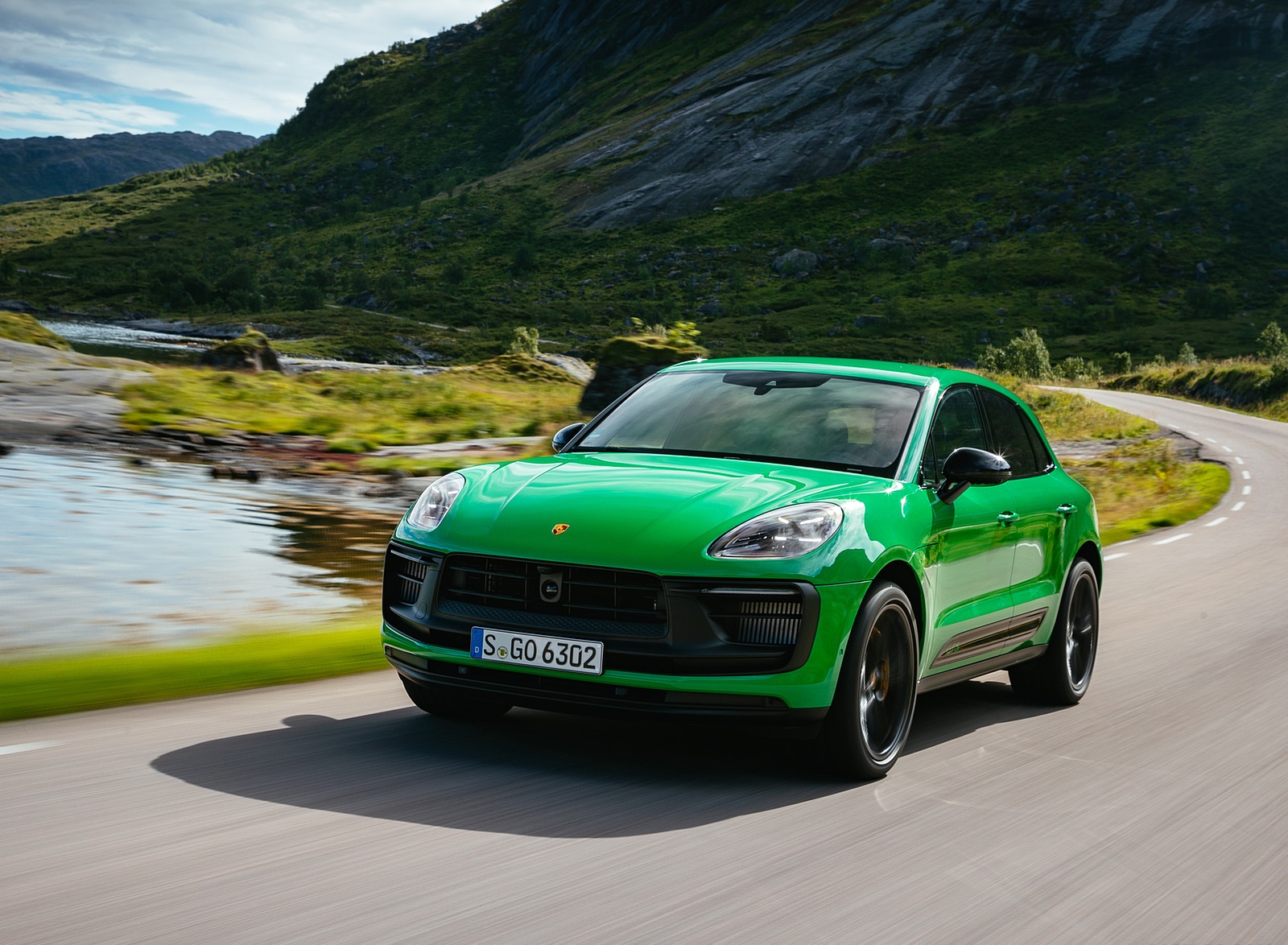 2022 Porsche Macan GTS with Sport package (Color: Python Green) Front Wallpapers #76 of 229
