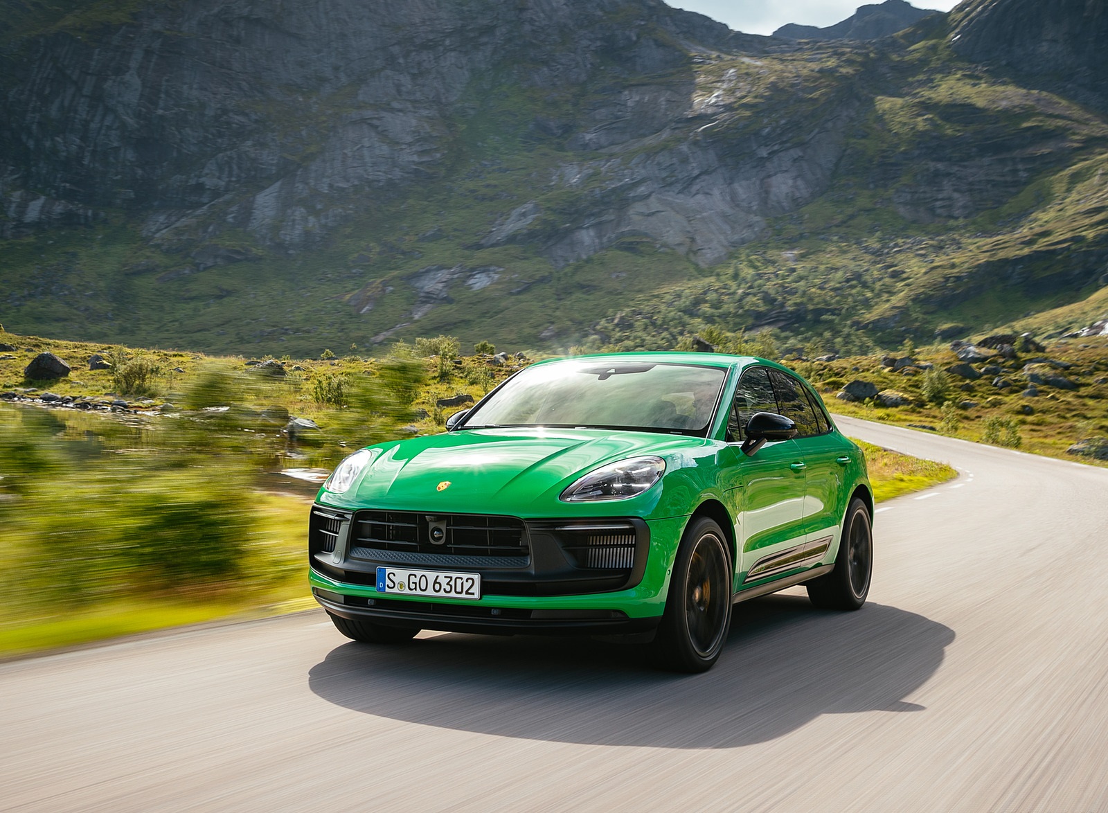 2022 Porsche Macan GTS with Sport package (Color: Python Green) Front Wallpapers #77 of 229