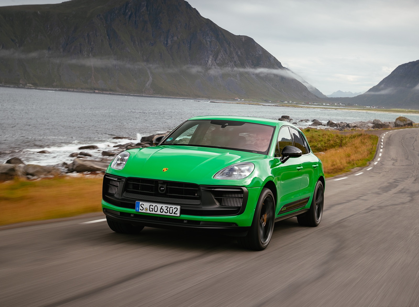 2022 Porsche Macan GTS with Sport package (Color: Python Green) Front Wallpapers #67 of 229