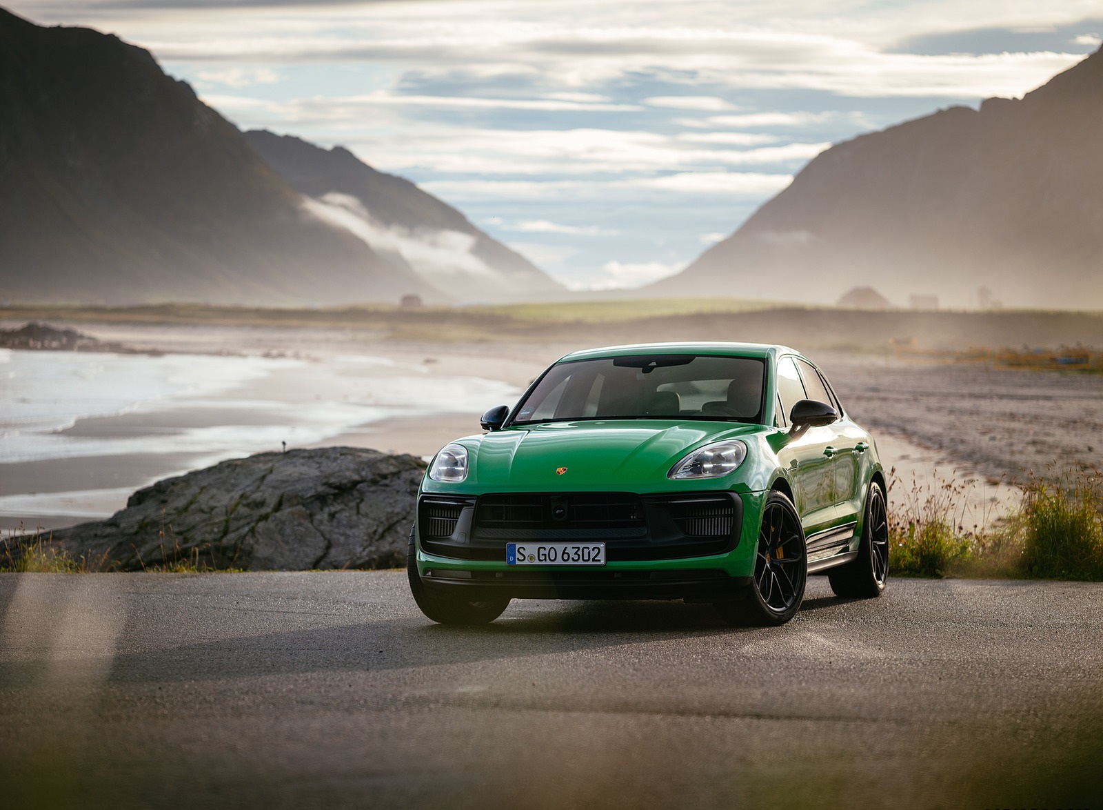 2022 Porsche Macan GTS with Sport package (Color: Python Green) Front Wallpapers #114 of 229