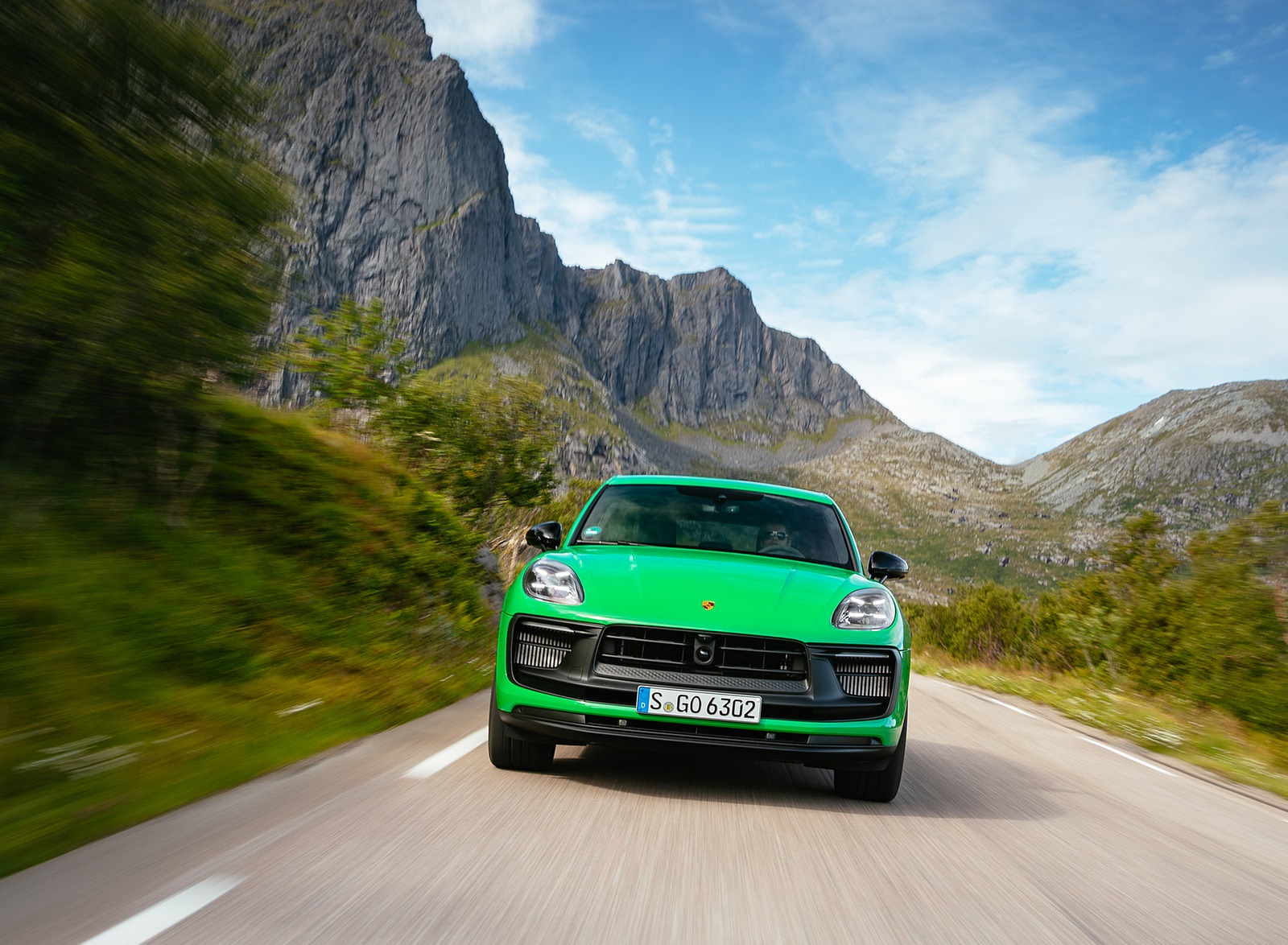 2022 Porsche Macan GTS with Sport package (Color: Python Green) Front Wallpapers #79 of 229