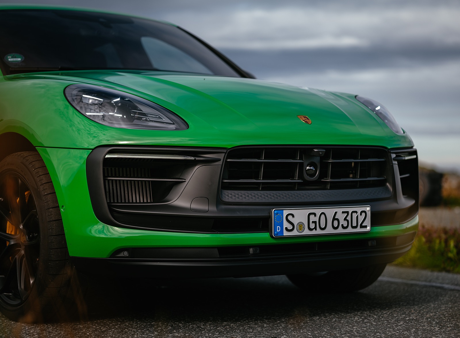 2022 Porsche Macan GTS with Sport package (Color: Python Green) Front Wallpapers #120 of 229