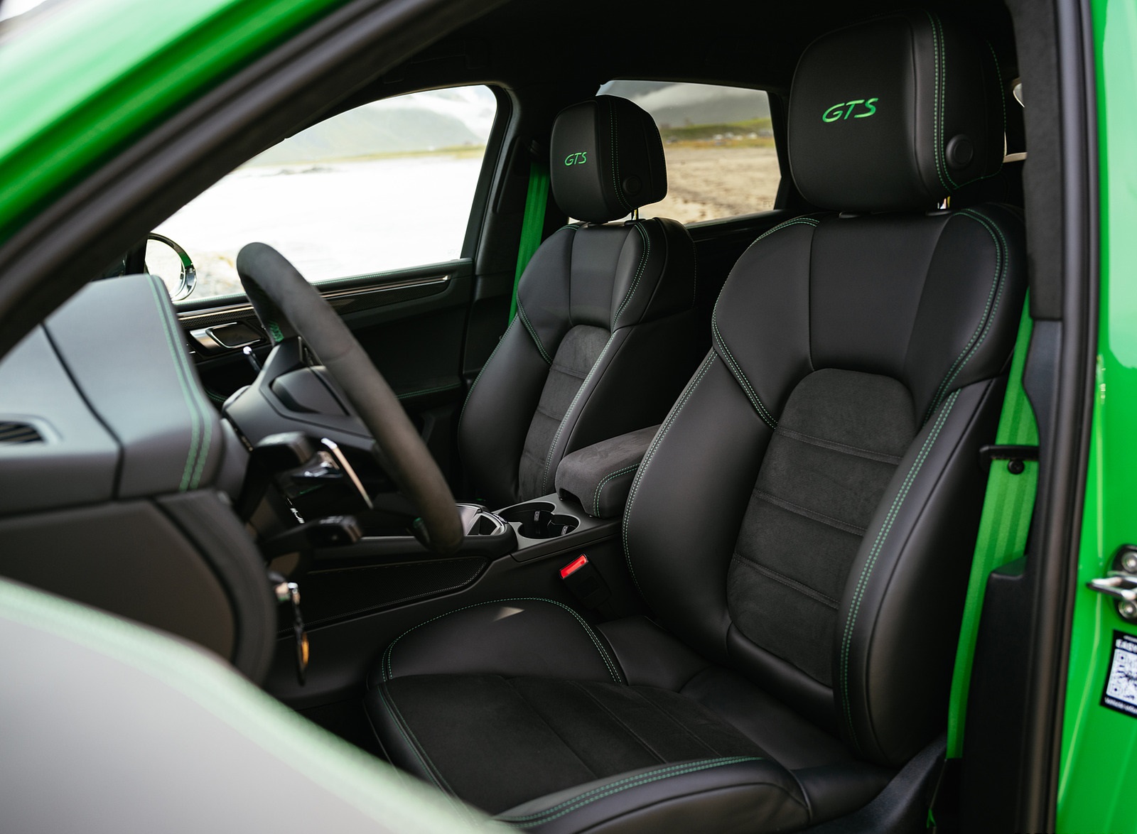 2022 Porsche Macan GTS with Sport package (Color: Python Green) Interior Front Seats Wallpapers #147 of 229