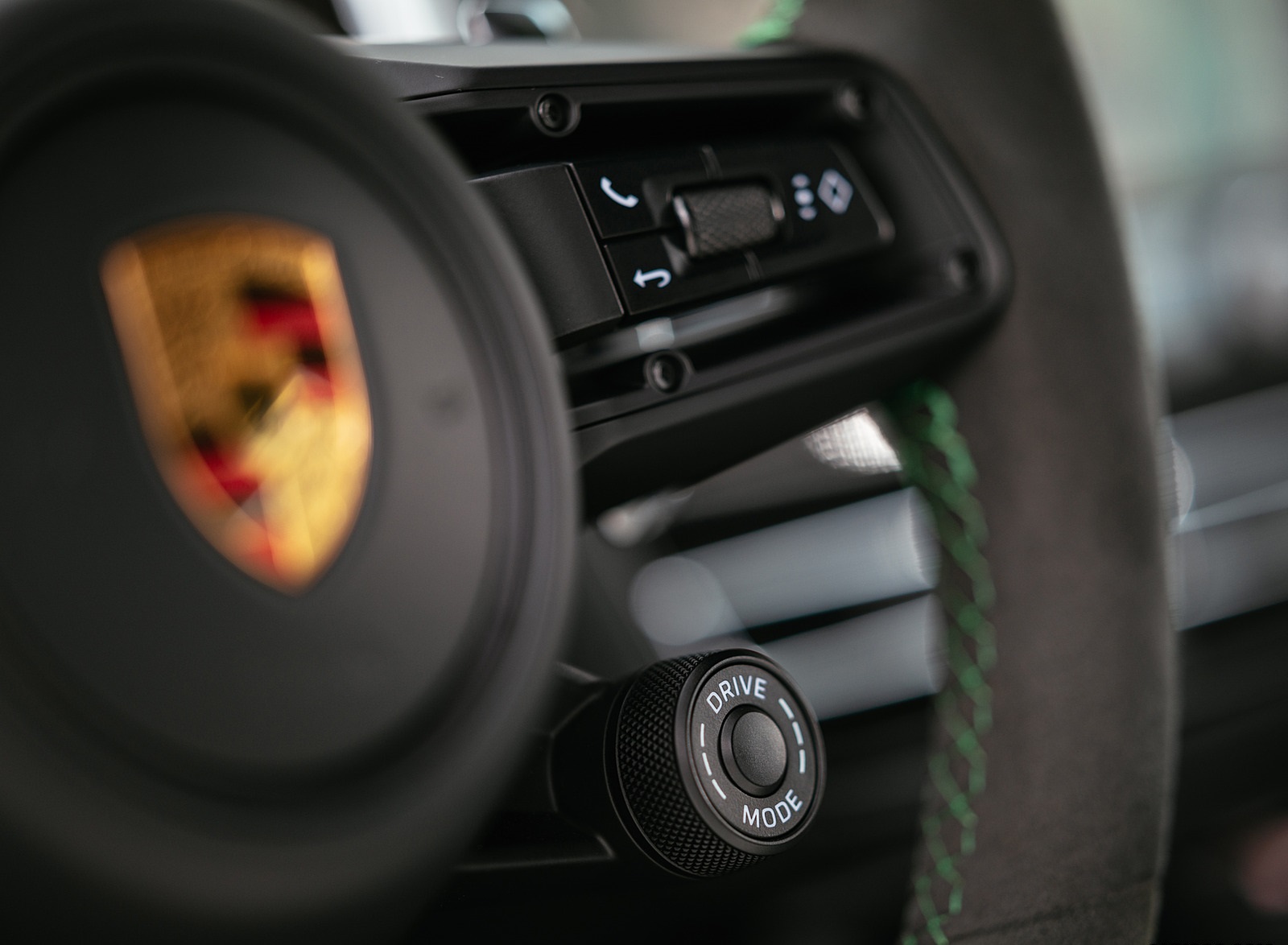 2022 Porsche Macan GTS with Sport package (Color: Python Green) Interior Steering Wheel Wallpapers #136 of 229