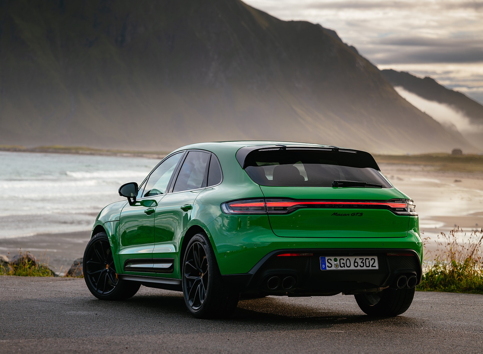 2022 Porsche Macan GTS with Sport package (Color: Python Green) Rear Three-Quarter Wallpapers #115 of 229