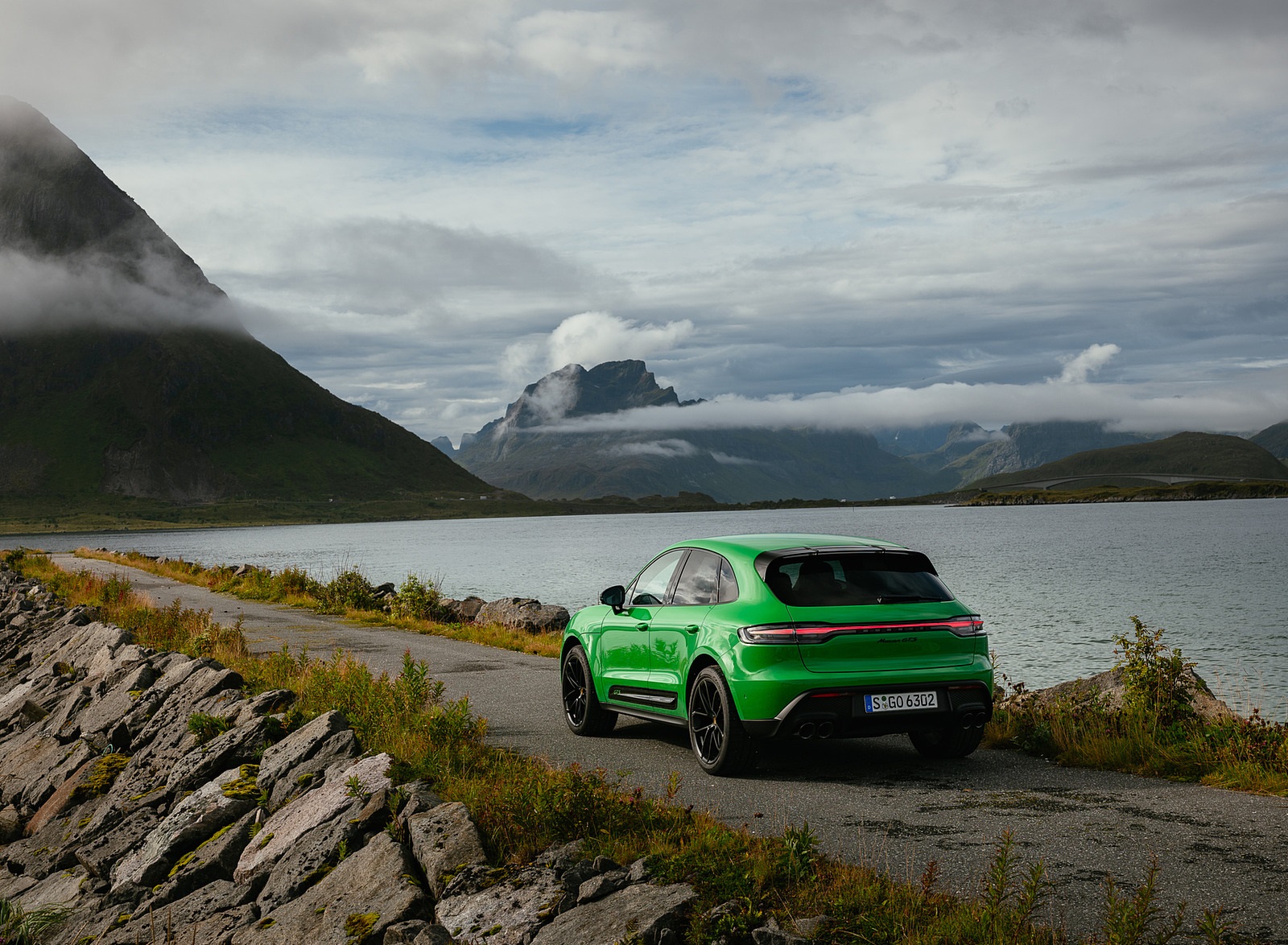 2022 Porsche Macan GTS with Sport package (Color: Python Green) Rear Three-Quarter Wallpapers #101 of 229