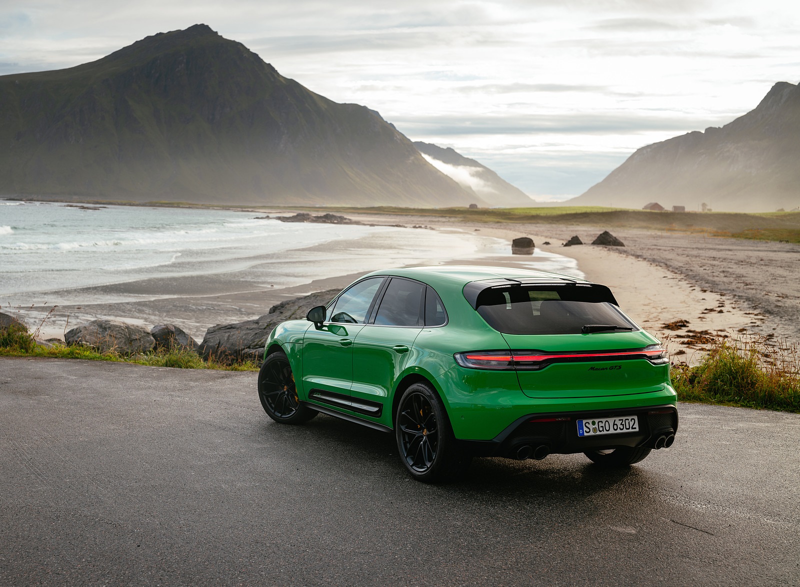2022 Porsche Macan GTS with Sport package (Color: Python Green) Rear Three-Quarter Wallpapers #116 of 229