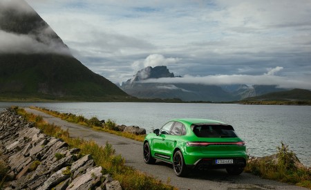 2022 Porsche Macan GTS with Sport package (Color: Python Green) Rear Three-Quarter Wallpapers 450x275 (102)