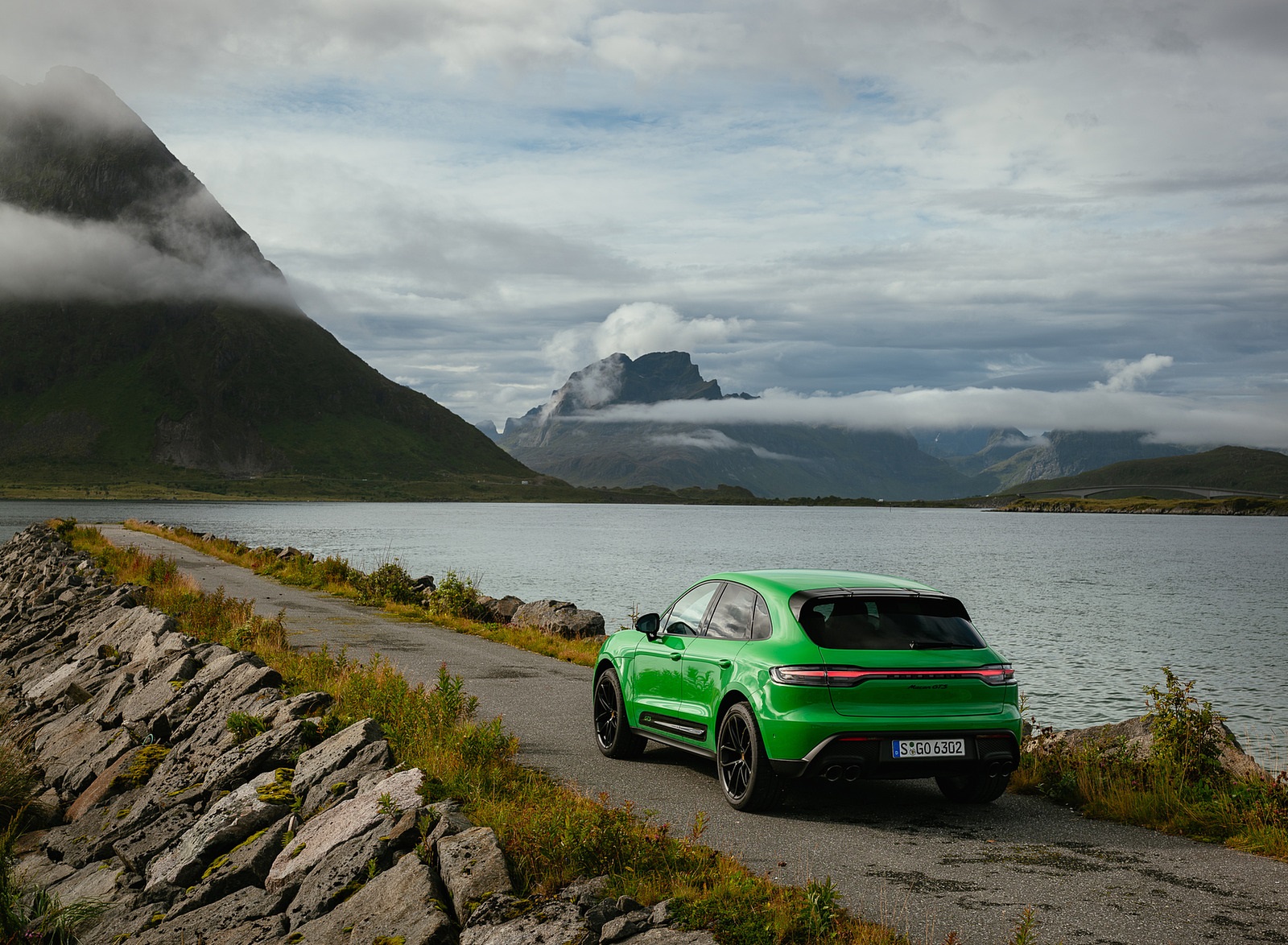 2022 Porsche Macan GTS with Sport package (Color: Python Green) Rear Three-Quarter Wallpapers #102 of 229