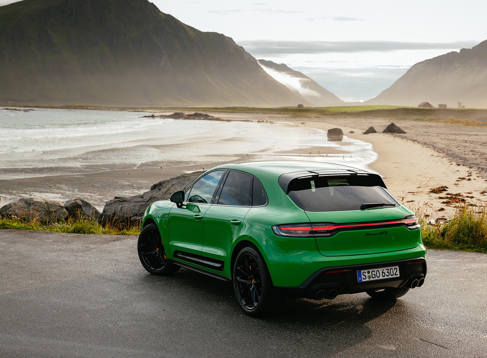 2022 Porsche Macan GTS with Sport package (Color: Python Green) Rear Three-Quarter Wallpapers #117 of 229