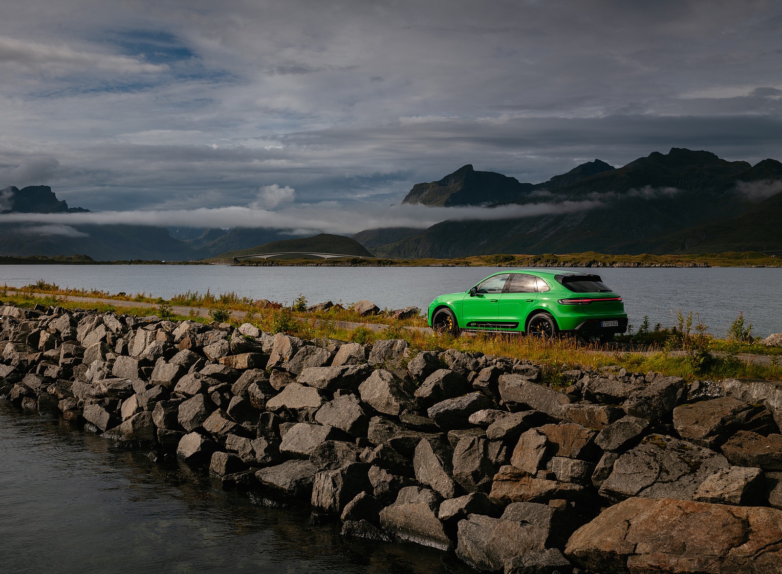 2022 Porsche Macan GTS with Sport package (Color: Python Green) Rear Three-Quarter Wallpapers #103 of 229