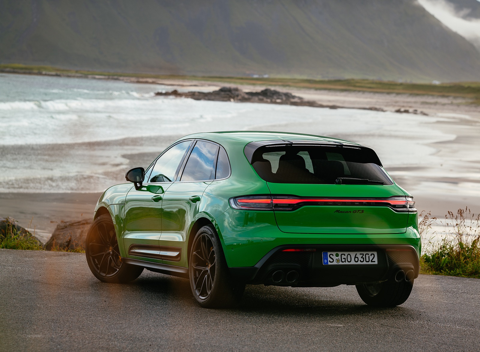 2022 Porsche Macan GTS with Sport package (Color: Python Green) Rear Three-Quarter Wallpapers #118 of 229