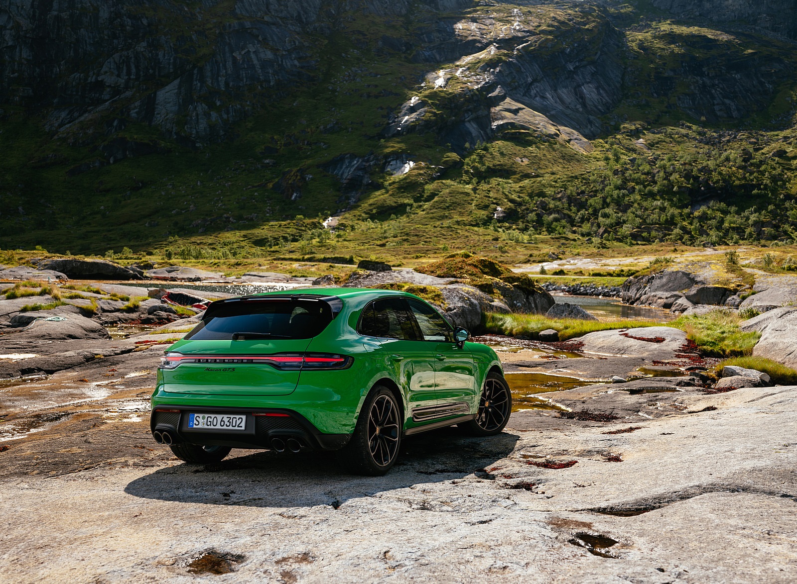 2022 Porsche Macan GTS with Sport package (Color: Python Green) Rear Three-Quarter Wallpapers #93 of 229