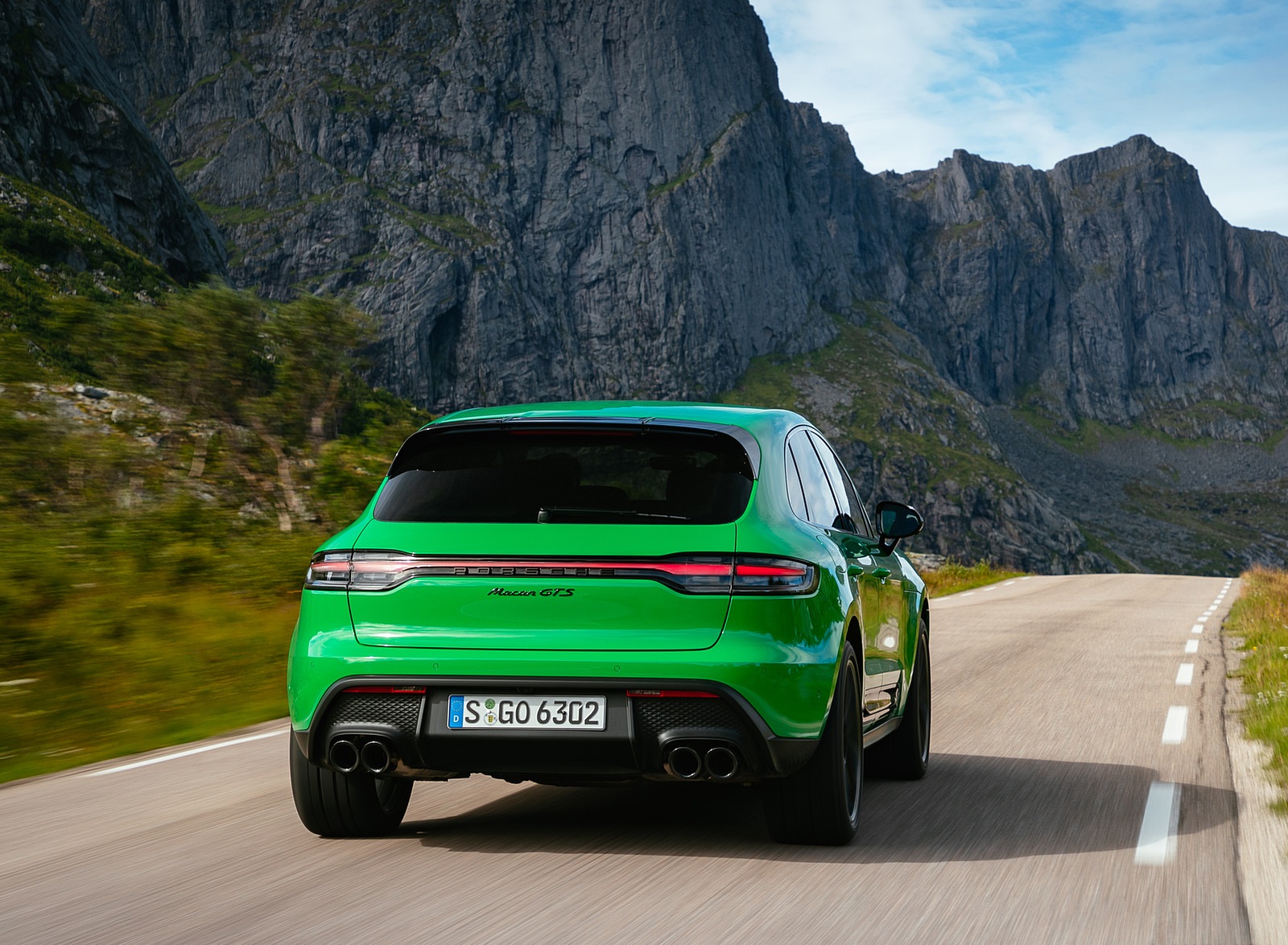 2022 Porsche Macan GTS with Sport package (Color: Python Green) Rear Wallpapers #73 of 229