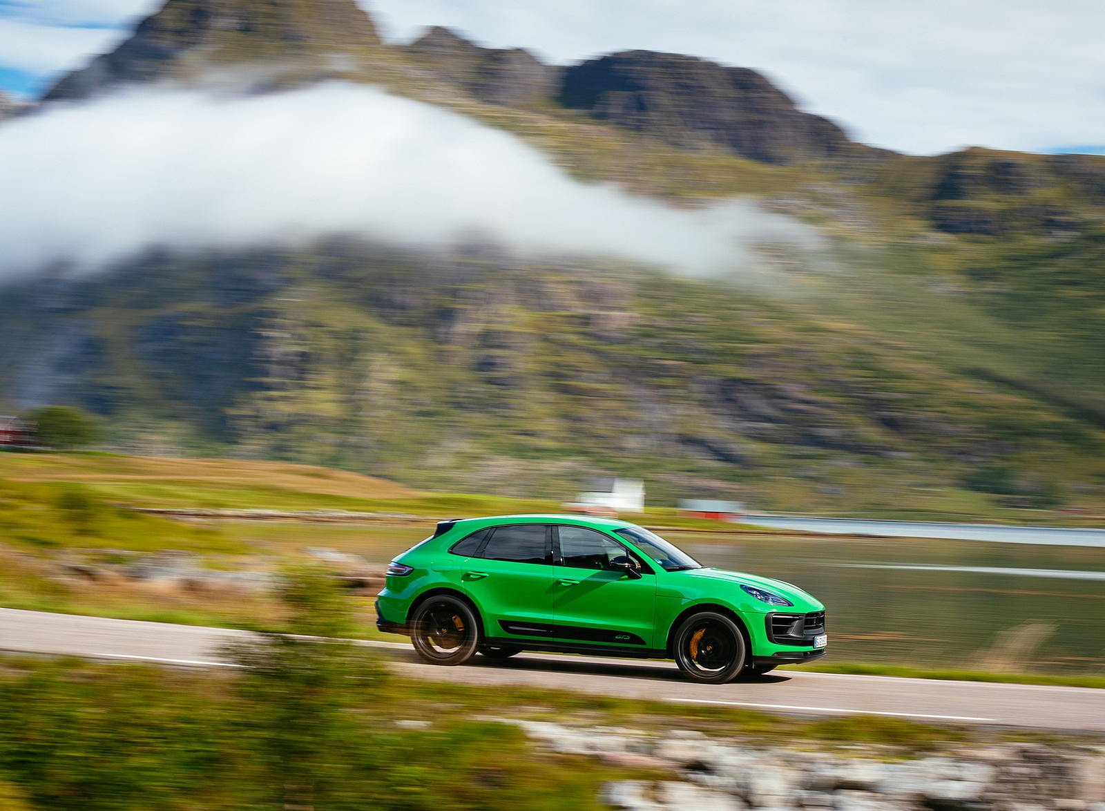 2022 Porsche Macan GTS with Sport package (Color: Python Green) Side Wallpapers #81 of 229