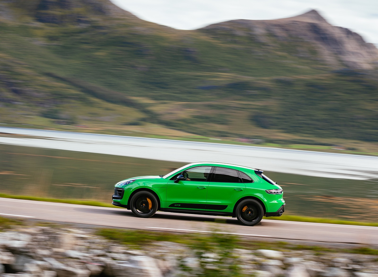 2022 Porsche Macan GTS with Sport package (Color: Python Green) Side Wallpapers #82 of 229