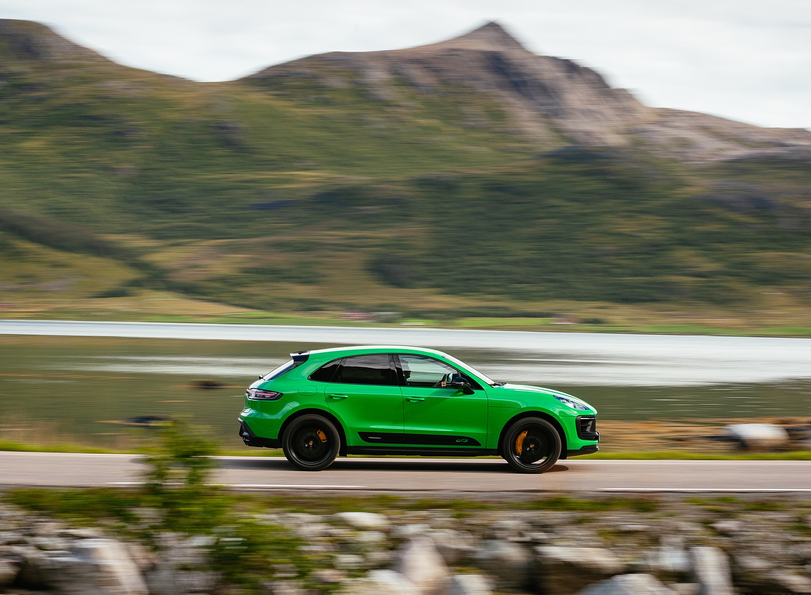 2022 Porsche Macan GTS with Sport package (Color: Python Green) Side Wallpapers #83 of 229