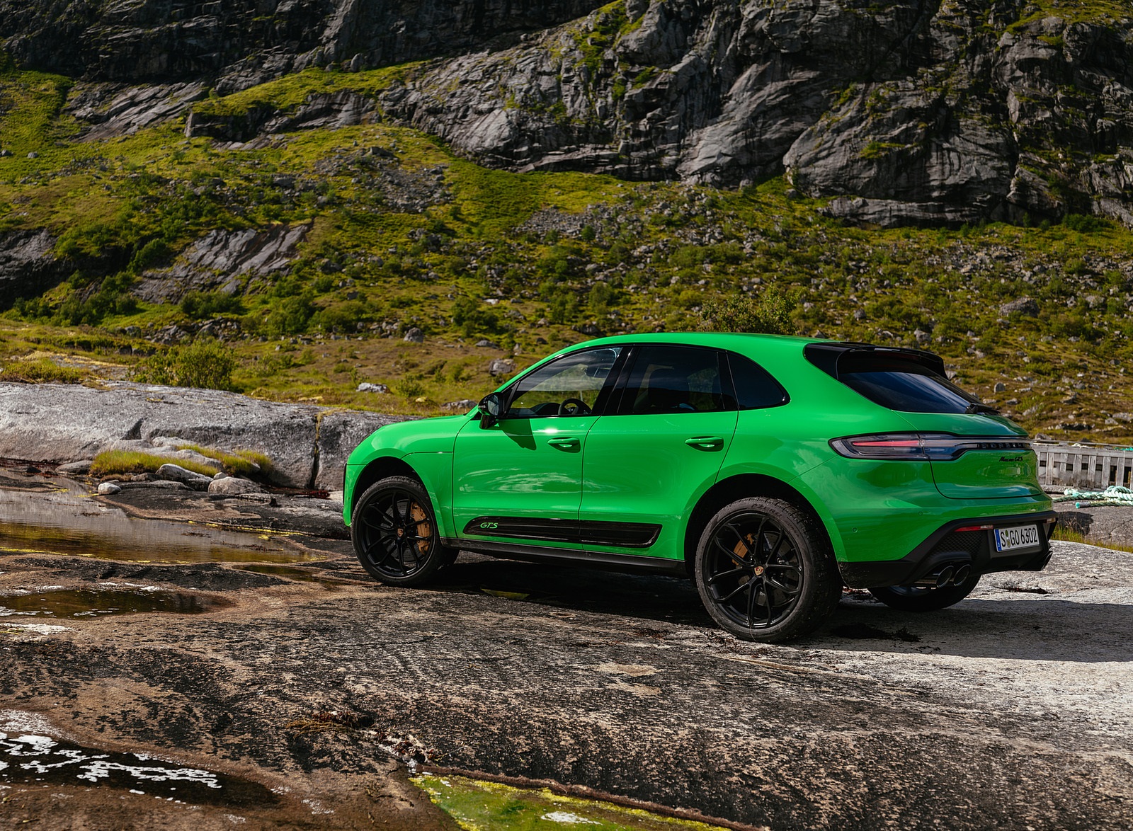 2022 Porsche Macan GTS with Sport package (Color: Python Green) Side Wallpapers #94 of 229