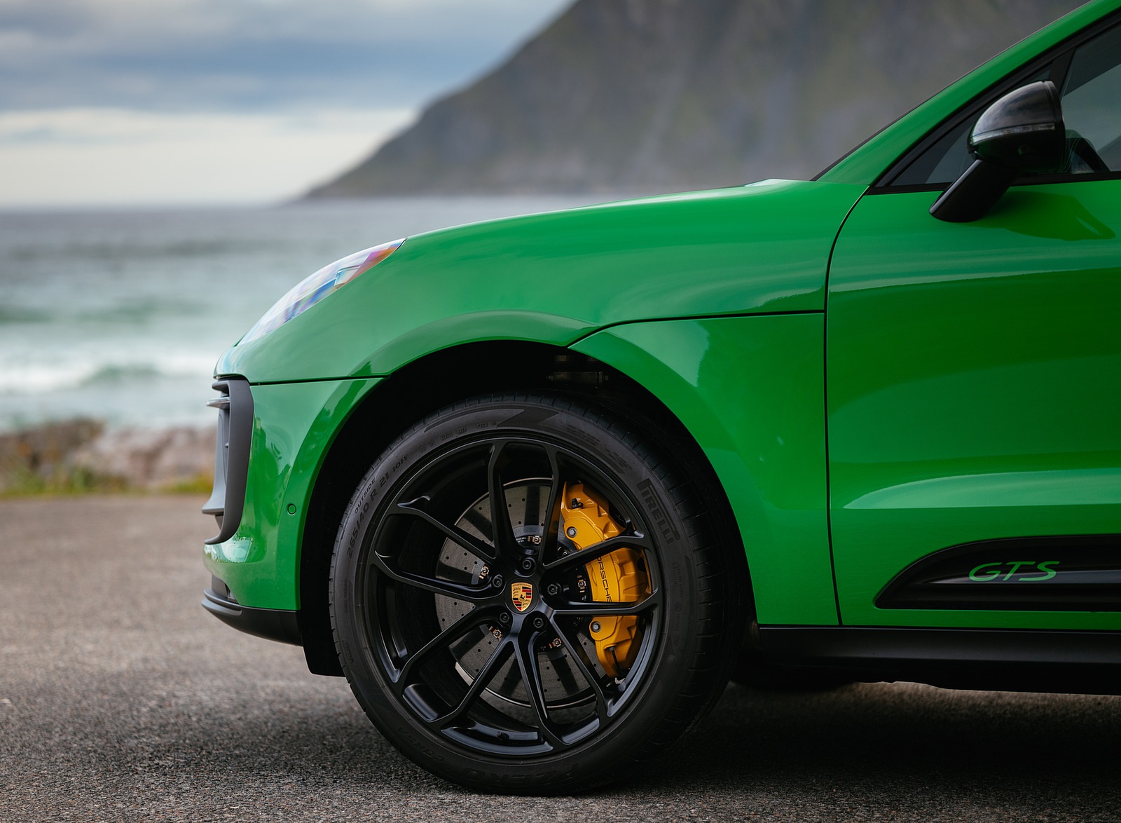 2022 Porsche Macan GTS with Sport package (Color: Python Green) Wheel Wallpapers #123 of 229