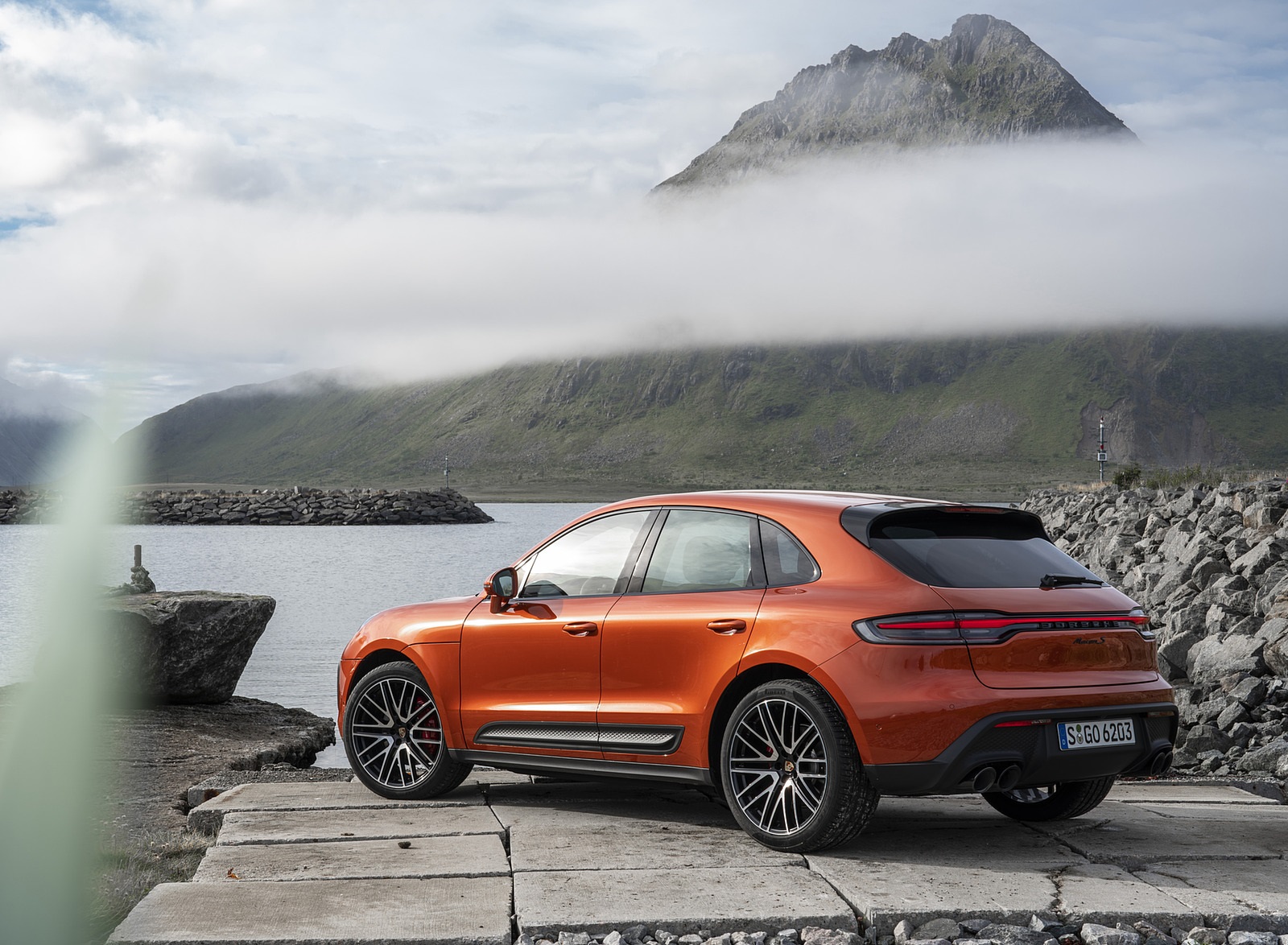 2022 Porsche Macan S (Color: Papaya Metallic) Rear Three-Quarter Wallpapers #77 of 222