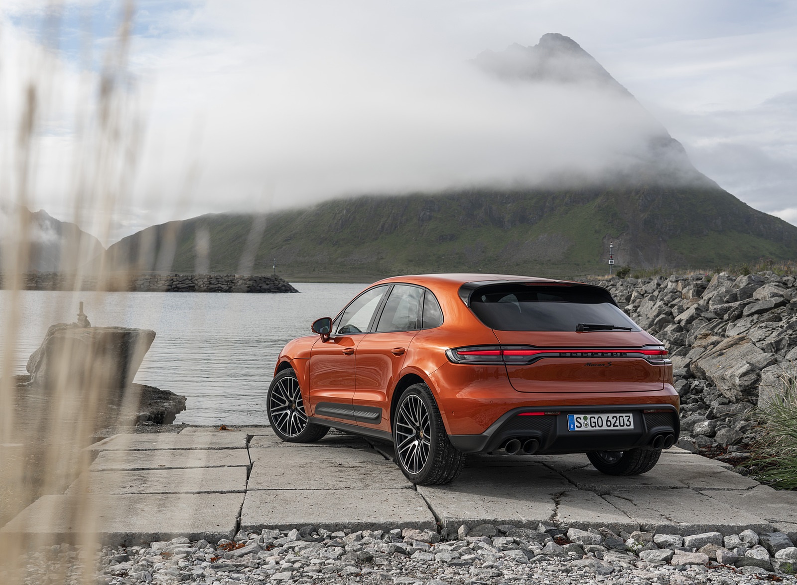 2022 Porsche Macan S (Color: Papaya Metallic) Rear Three-Quarter Wallpapers #80 of 222