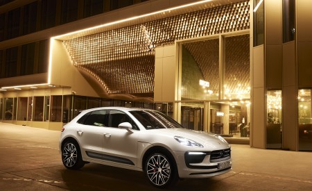 2022 Porsche Macan S (Color: White) Front Three-Quarter Wallpapers 450x275 (133)