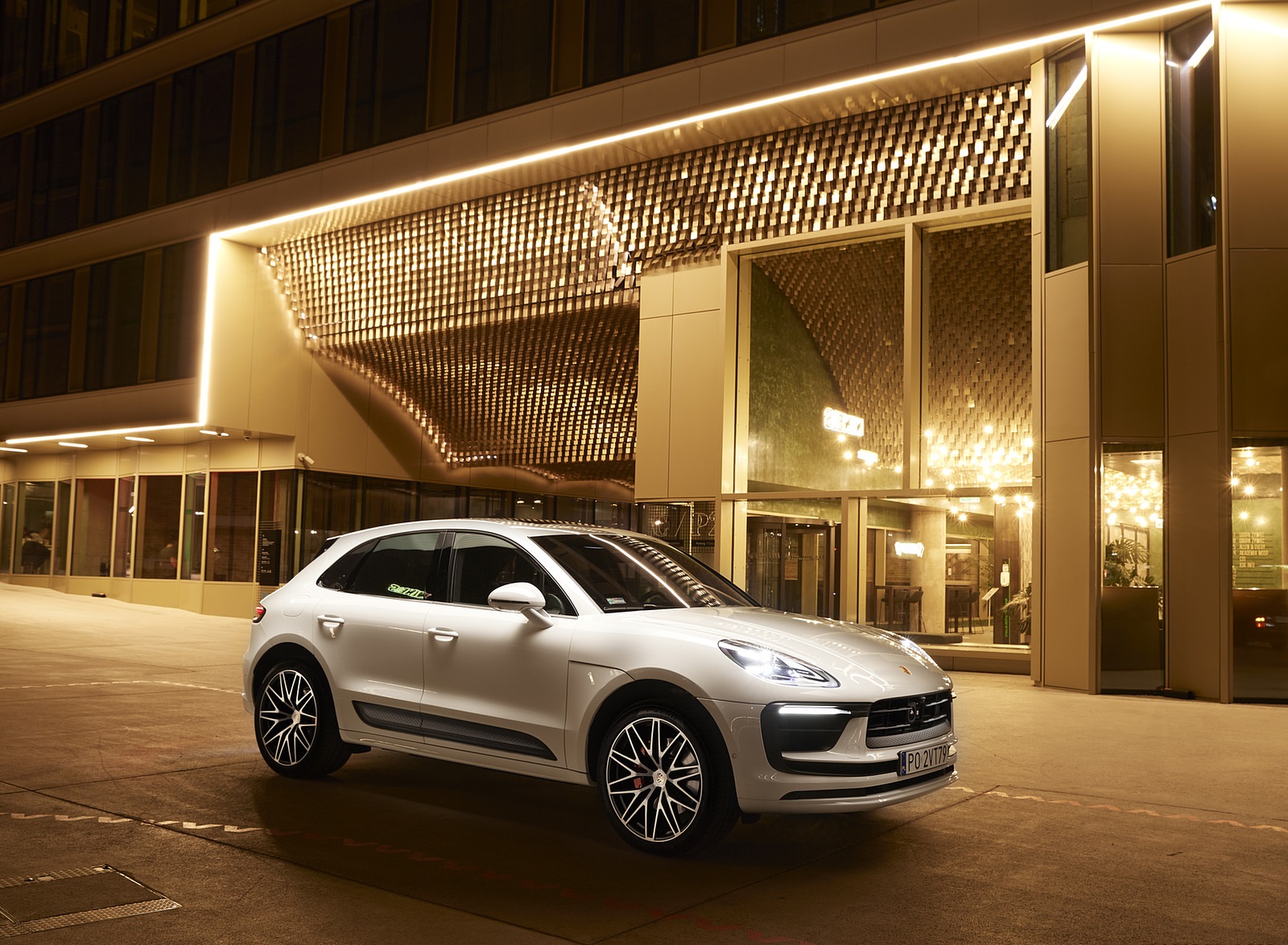 2022 Porsche Macan S (Color: White) Front Three-Quarter Wallpapers #133 of 222