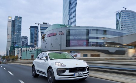 2022 Porsche Macan S (Color: White) Front Three-Quarter Wallpapers 450x275 (120)