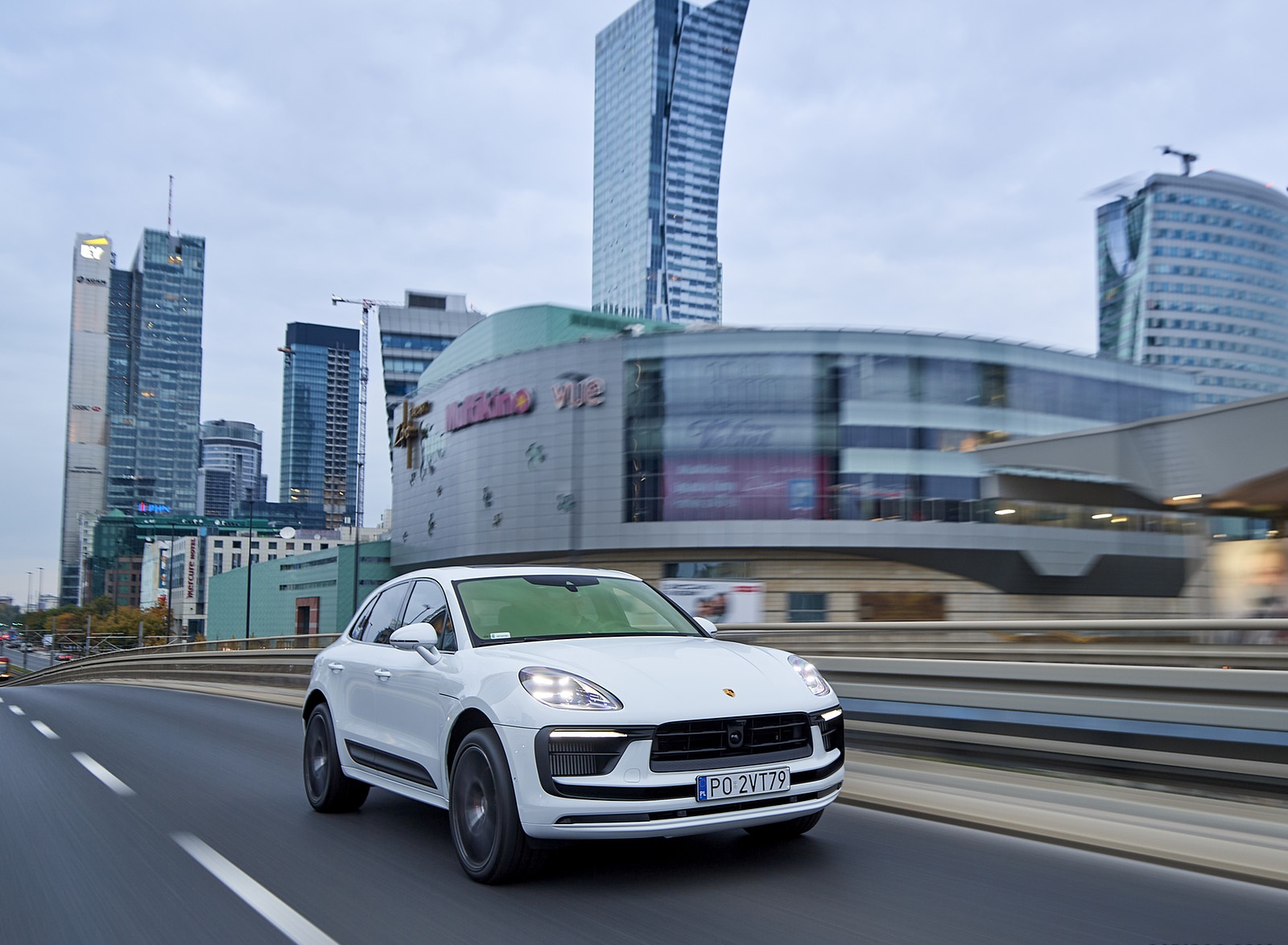 2022 Porsche Macan S (Color: White) Front Three-Quarter Wallpapers #120 of 222