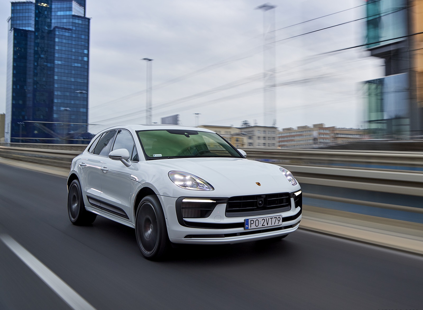 2022 Porsche Macan S (Color: White) Front Three-Quarter Wallpapers #124 of 222