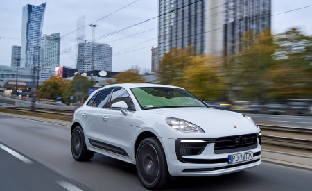 2022 Porsche Macan S (Color: White) Front Three-Quarter Wallpapers 450x275 (118)