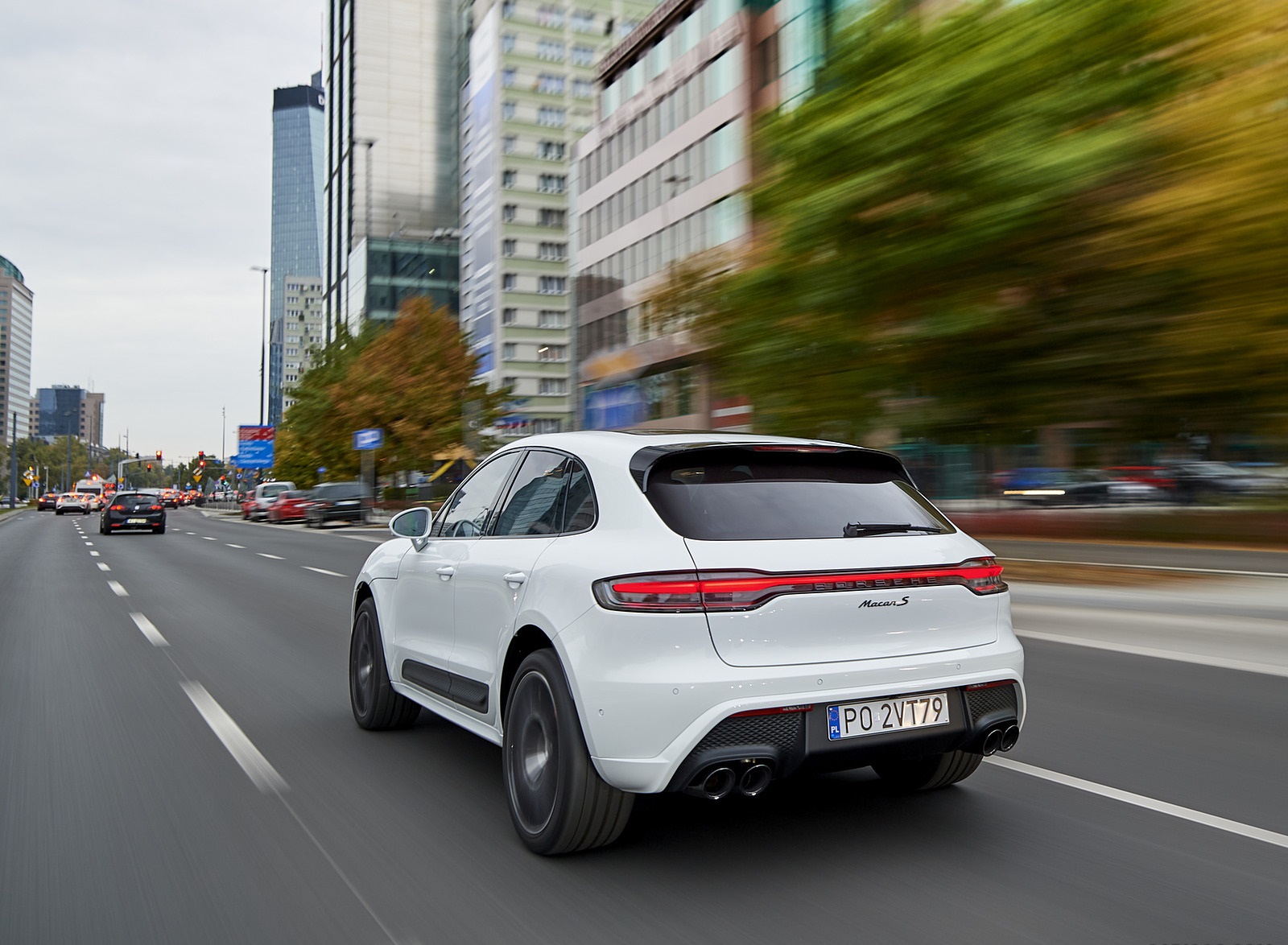 2022 Porsche Macan S (Color: White) Rear Three-Quarter Wallpapers #122 of 222