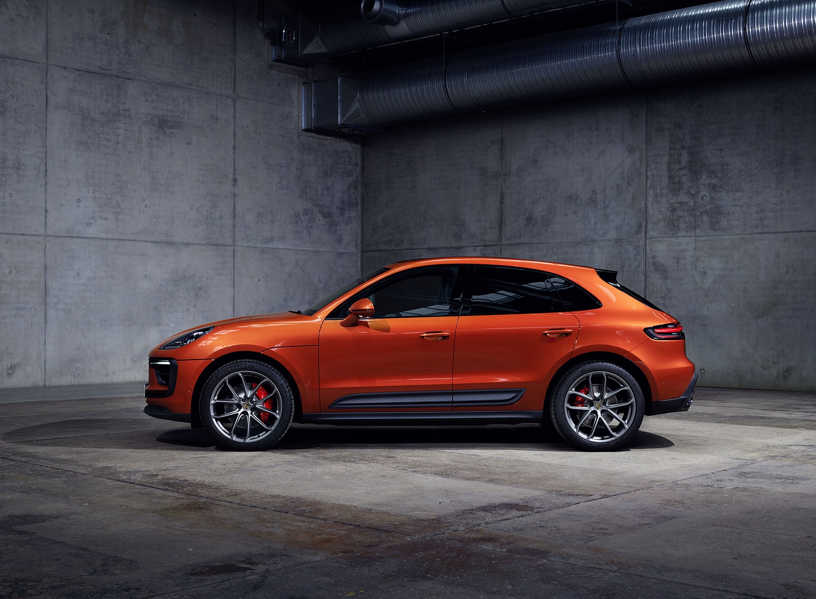 Porsche Macan GTS 2022 оранжевый