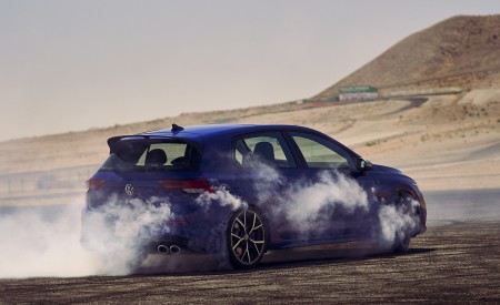 2022 Volkswagen Golf R (US-Spec) Rear Three-Quarter Wallpapers 450x275 (48)