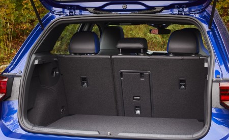 2022 Volkswagen Golf R (US-Spec) Trunk Wallpapers 450x275 (117)