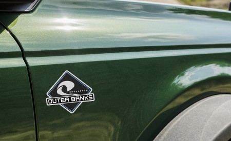 2022 Ford Bronco 4-Door (Color: Eruption Green) Detail Wallpapers 450x275 (18)