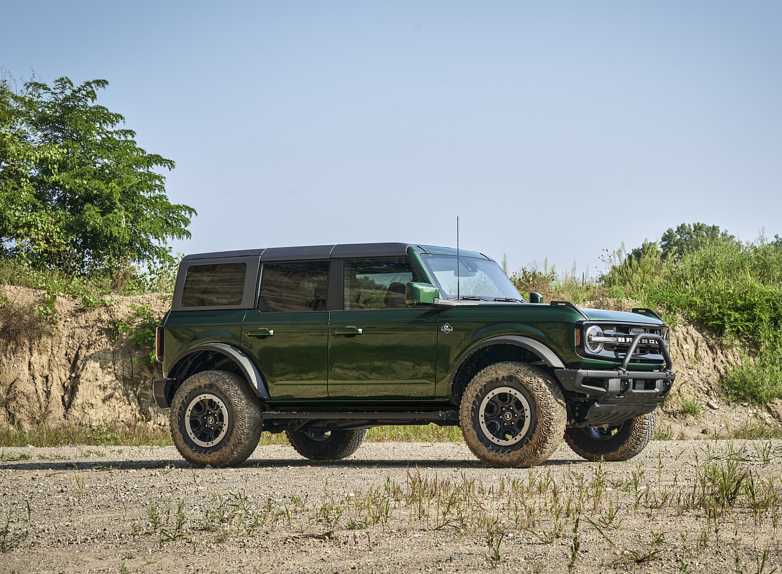 2022 Ford Bronco 4-Door (Color: Eruption Green) Front Three-Quarter Wallpapers #5 of 52