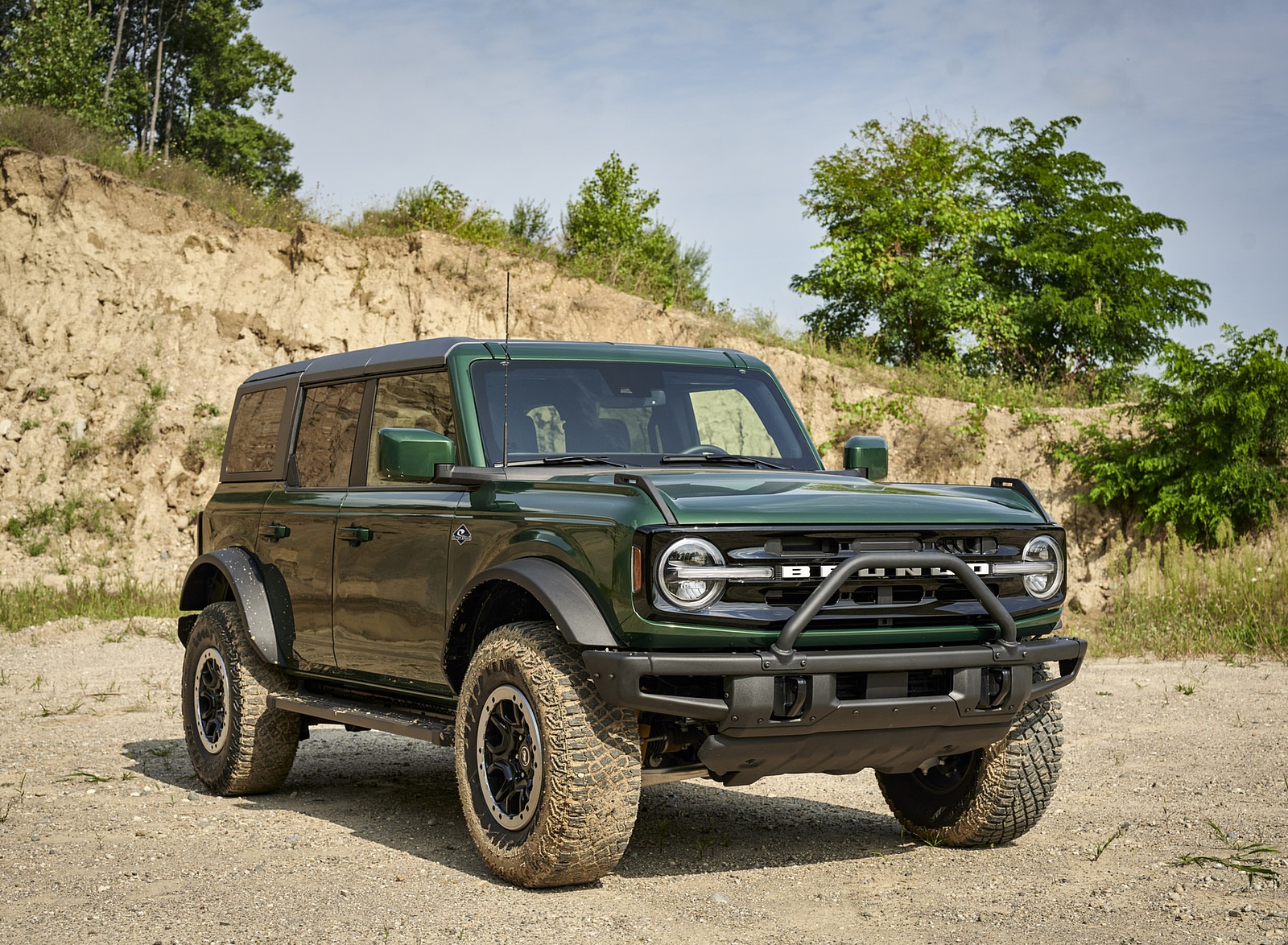 2022 Ford Bronco 4-Door (Color: Eruption Green) Front Three-Quarter Wallpapers (3)