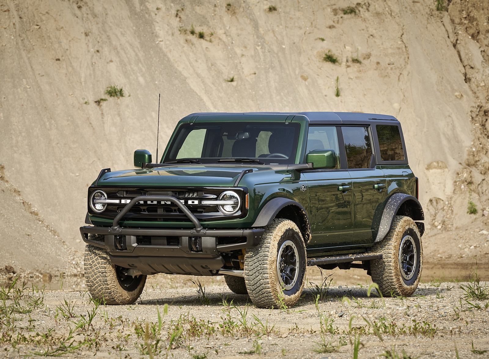 2022 Ford Bronco 4-Door (Color: Eruption Green) Front Three-Quarter Wallpapers (1)