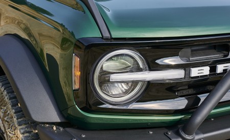 2022 Ford Bronco 4-Door (Color: Eruption Green) Headlight Wallpapers 450x275 (13)