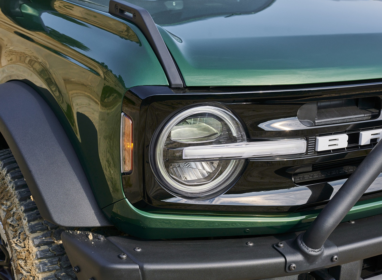 2022 Ford Bronco 4-Door (Color: Eruption Green) Headlight Wallpapers #13 of 52