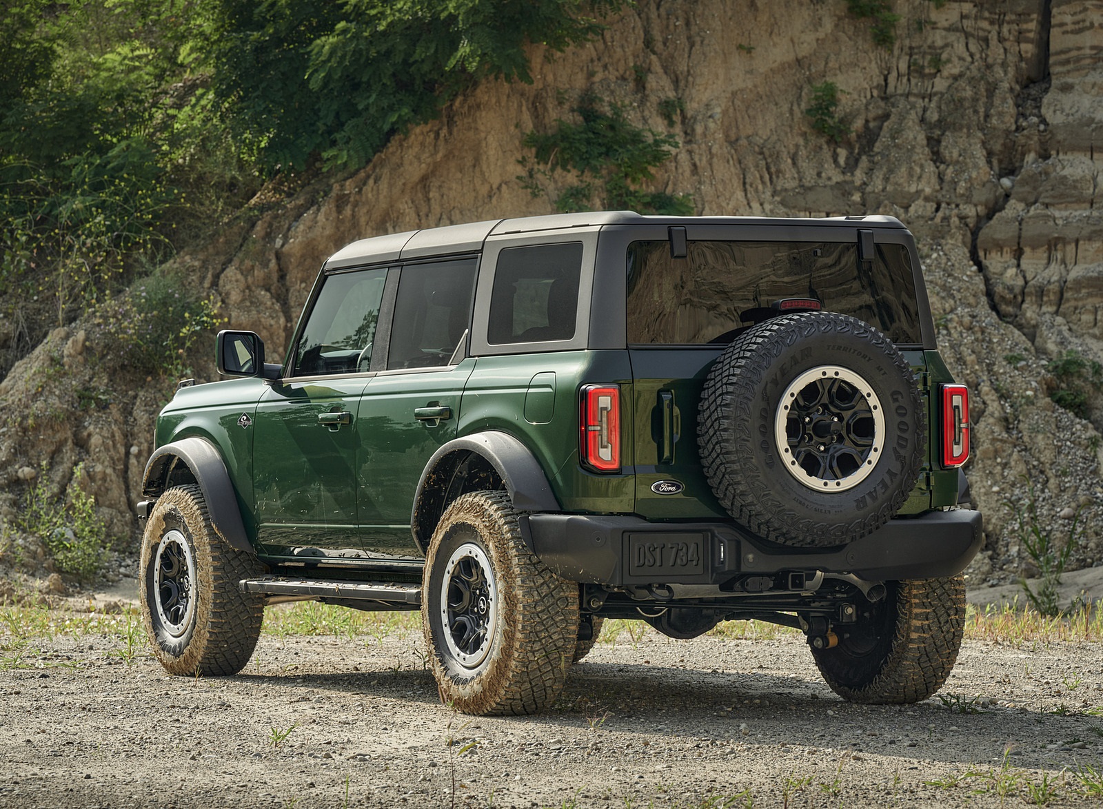 2022 Ford Bronco 4-Door (Color: Eruption Green) Rear Three-Quarter Wallpapers (9)