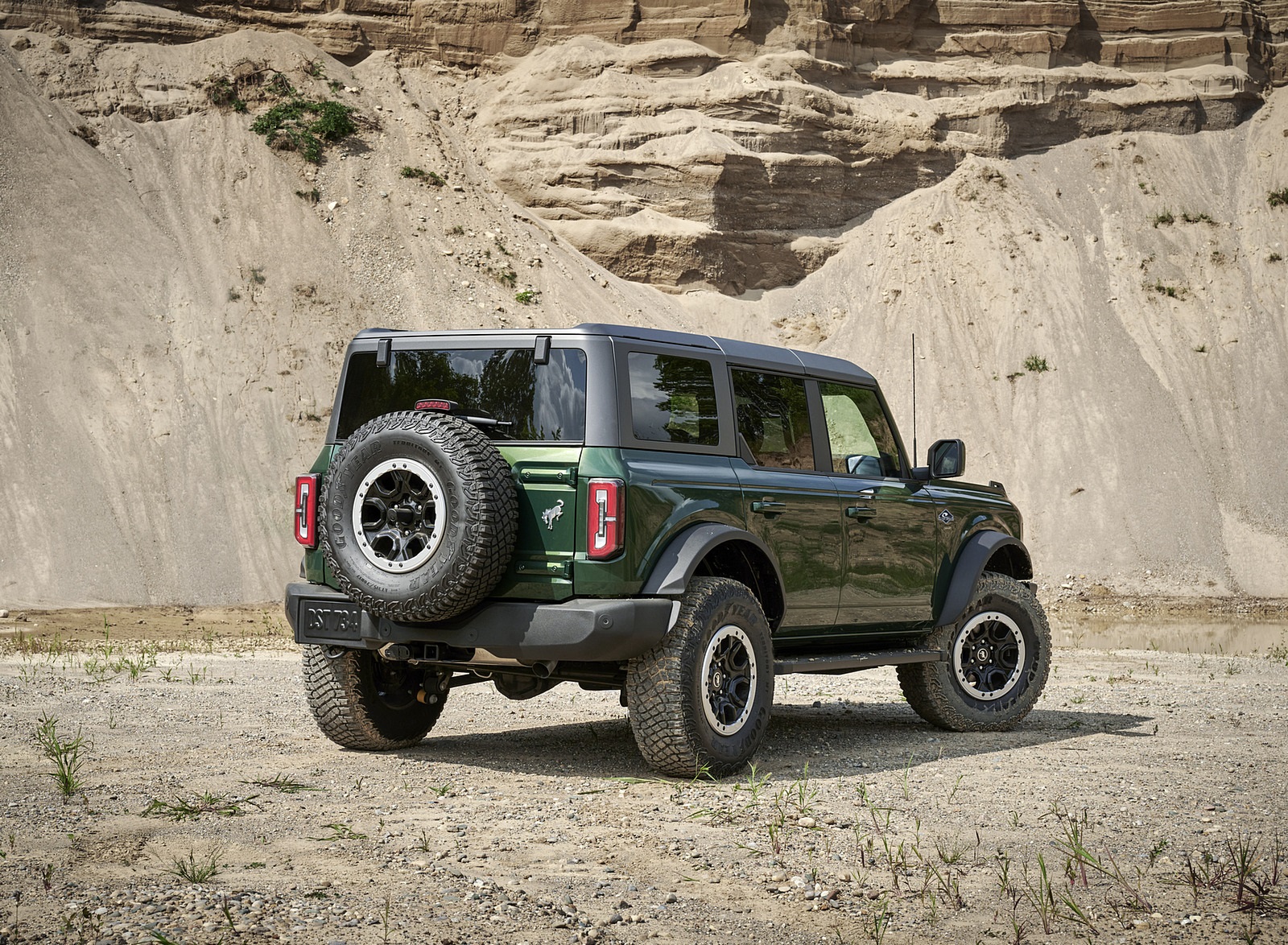 2022 Ford Bronco 4-Door (Color: Eruption Green) Rear Three-Quarter Wallpapers (10)