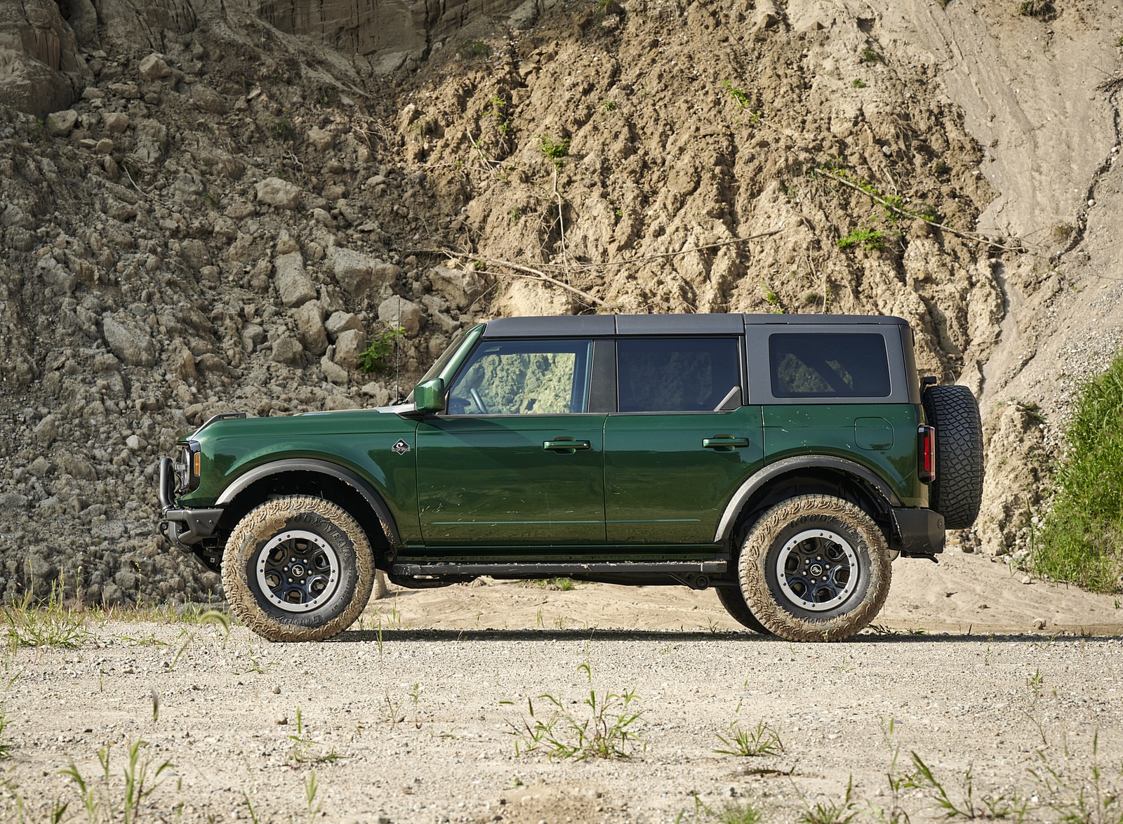 2022 Ford Bronco 4-Door (Color: Eruption Green) Side Wallpapers (6)