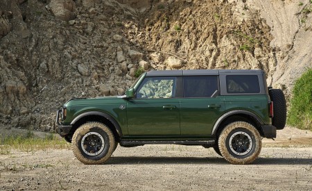 2022 Ford Bronco 4-Door (Color: Eruption Green) Side Wallpapers 450x275 (7)