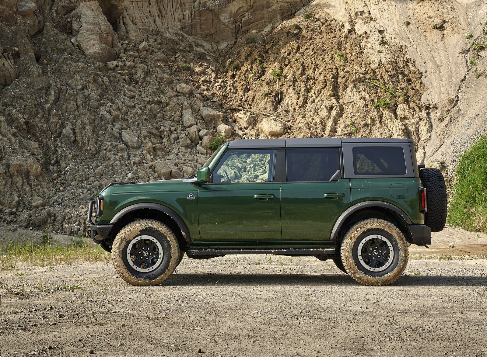 2022 Ford Bronco 4-Door (Color: Eruption Green) Side Wallpapers #7 of 52